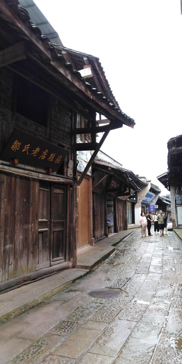 男生对我说:“你结婚了我去做你邻居，有小孩了我帮你接送小孩，不会打扰你就想默默照顾你”，他啥意思？游戏画面